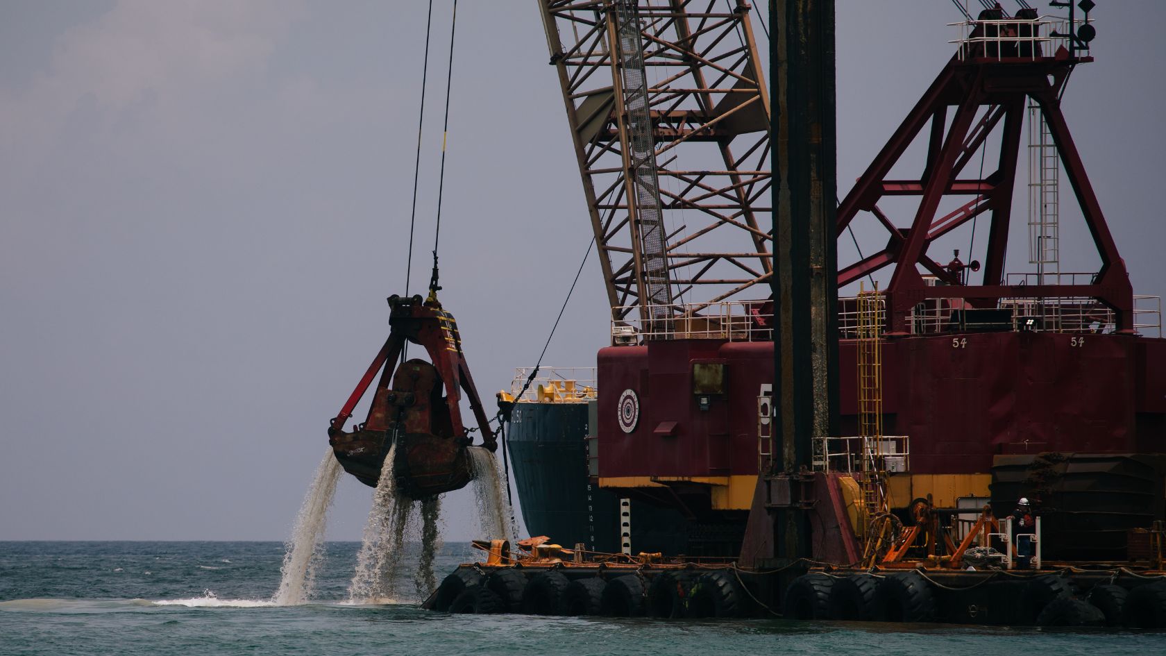 port everglades dredge clamshell bucket overcast
